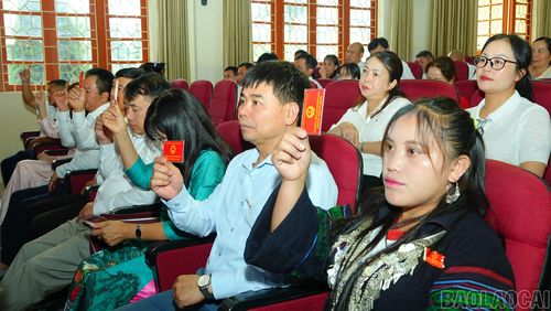 Các đại biểu biểu quyết thông qua nghị quyết kỳ họp.