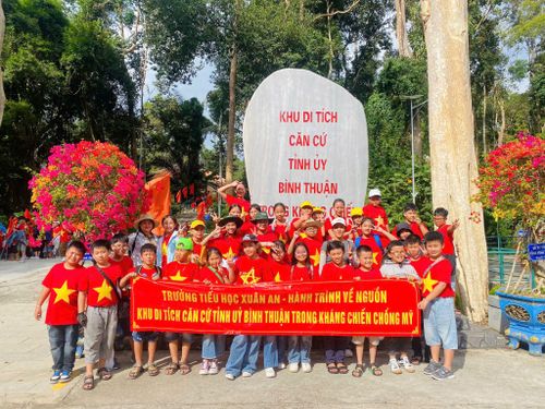 Học sinh Trường Tiểu học Xuân An tham quan Khu căn cứ Sa Lôn