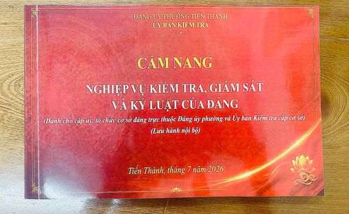 Cẩm nang nghiệp vụ công tác kiểm tra, giám sát và kỷ luật Đảng vừa được Ủy ban Kiểm tra Đảng ủy phường Tiến Thành phát hành