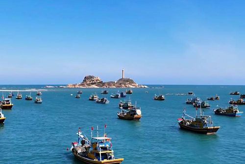 Hải đăng Kê Gà nhìn từ góc nào cũng rất đẹp. Ảnh PĐ