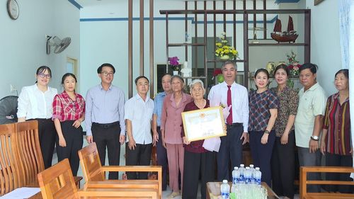 Đồng chí Nguyễn Văn Quang (thứ 5 từ phải qua), Ủy viên Ban Thường vụ Tỉnh ủy, Chủ nhiệm Ủy ban Kiểm tra Tỉnh ủy Lâm Đồng và lãnh đạo xã Hàm Thuận trao Huy hiệu 60 năm tuổi Đảng cho đảng viên Nguyễn Thị Quẻ, chi bộ thôn Lâm Giáo, xã Hàm Thuận