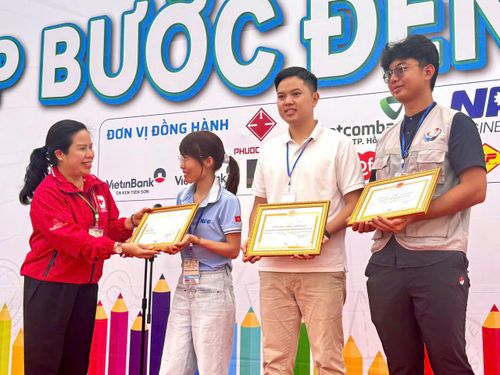 Hội Chữ thập đỏ tỉnh Lâm Đồng trao bằng ghi nhận tấm lòng vàng của các nhà tài trợ