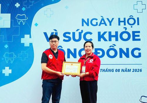 Hội Chữ thập đỏ tỉnh Lâm Đồng trao bằng ghi nhận tấm lòng vàng của nhà tài trợ