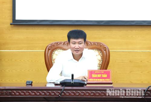 Đồng chí Trần Huy Tuấn, Ủy viên Trung ương Đảng, Bí thư Tỉnh ủy chủ trì hội nghị tại điểm cầu Tỉnh ủy Ninh Bình. Ảnh Minh Quang