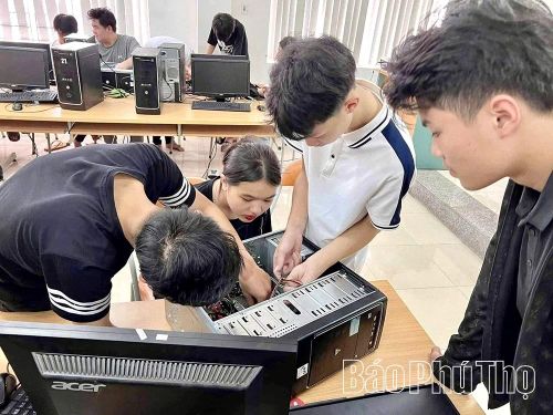 Học sinh Trường Cao đẳng Kinh tế - Kỹ thuật Hòa Bình thực hành kiểm tra, lắp ráp và sửa chữa máy tính.