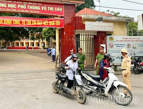 Công an xã Xuân Lãng phân luồng giao thông, bảo đảm an toàn tuyệt đối cho Kỳ thi tốt nghiệp THPT 2026.