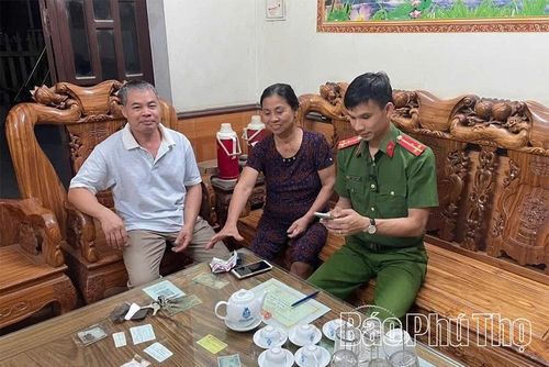 Công an xã Xuân Lãng hướng dẫn người dân tích hợp tài khoản an sinh xã hội trên VNeID, thúc đẩy chuyển đổi số.