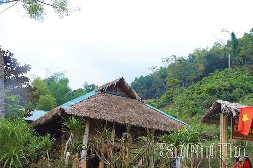Homestay Chuông Gió ven hồ Hòa Bình - điểm thu hút du khách.