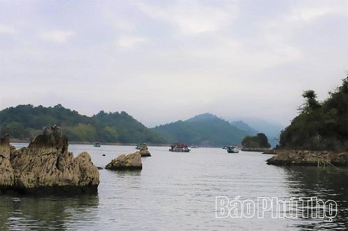 Tàu thuyền xuôi ngược đưa khách tham quan, du lịch tâm linh trên hồ Hòa Bình.