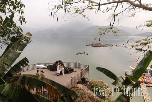 Những phút bình yên của du khách trên hồ Hòa Bình.