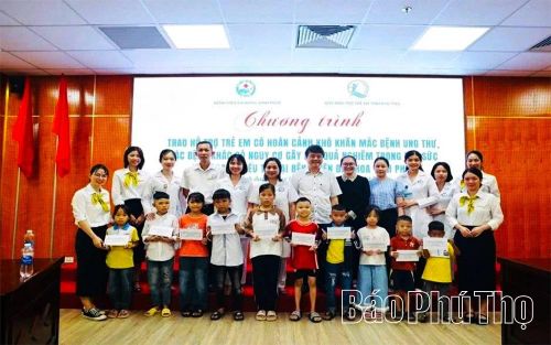 Lãnh đạo Quỹ Bảo trợ trẻ em tỉnh và Bệnh viện Đa khoa Vĩnh Phúc trao hỗ trợ, động viên trẻ em mắc bệnh hiểm nghèo đang điều trị tại Khoa Huyết học lâm sàng.