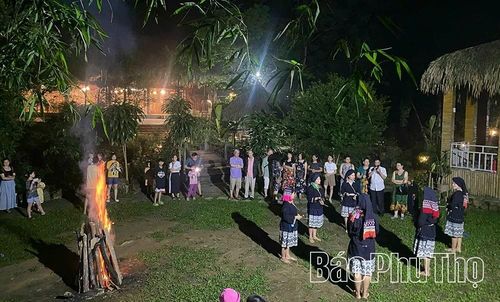 Du khách tham quan, trải nghiệm và lưu trú tại homestay của người dân thôn Xuân Sơn, xã Xuân Đài.