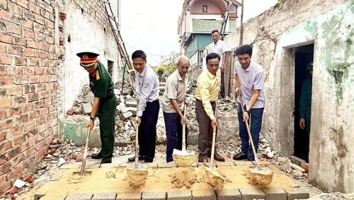 Lãnh đạo phường Bắc Gianh khởi công xây dựng nhà ở cho người có công - Ảnh: N.M