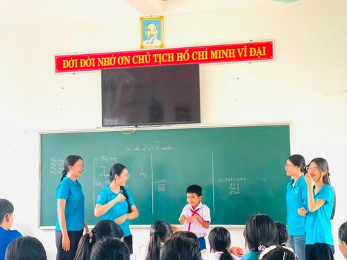 Các em học sinh được dạy những kỹ năng cần thiết từ lớp học - Ảnh: Đ.V