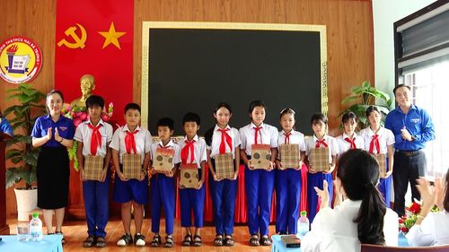 Lớp học còn tặng các em học sinh dụng cụ học tập cần thiết trước thềm năm học mới - Ảnh: ĐPĐH