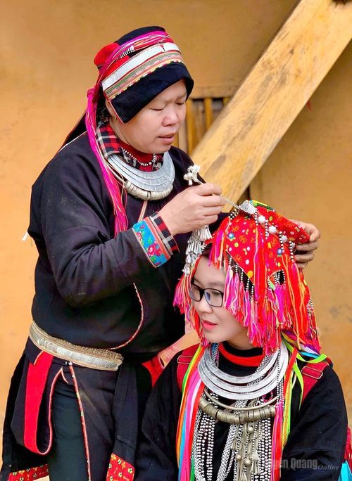 Trao truyền giá trị văn hóa dân tộc Dao qua trang phục truyền thống