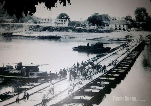 Cầu phao bắc qua bến phà Nông Tiến cuối năm 1986.