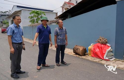Ông Chu Mạnh Hùng, Trưởng Ban Công tác Mặt trận xóm Bàn Cờ (áo kẻ) là người tiên phong hiến 78,5 m² đất để mở rộng đường.