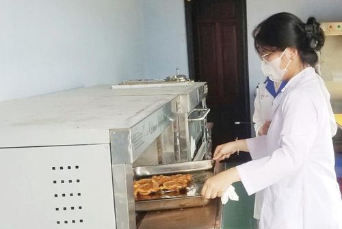 Thực hành nghề ở Trường Cao đẳng Công nghiệp Huế.