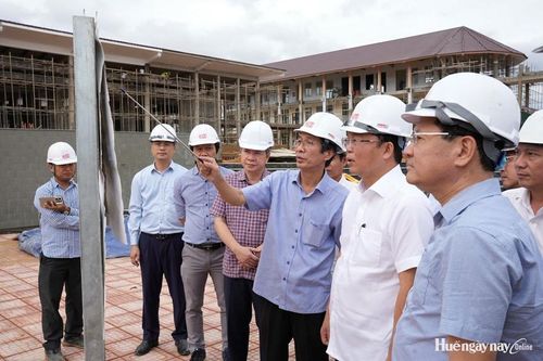 Chủ tịch UBND thành phố Lê Trí Thanh yêu cầu Sở Giáo dục và Đào tạo tổ chức tập huấn, hướng dẫn theo hình thức "cầm tay chỉ việc" cho đội ngũ giáo viên, nhân viên các trường.
