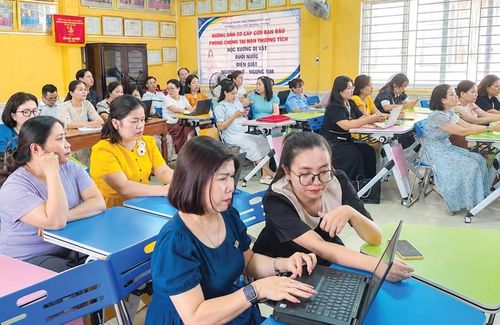 Chuyển đổi số giúp giáo viên giảm hồ sơ, sổ sách.