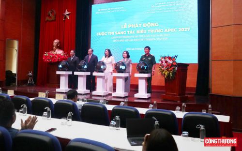 Các đại biểu thực hiện nghi thức phát động Cuộc thi. (Ảnh: TCCT/ Hoàng Phương) 