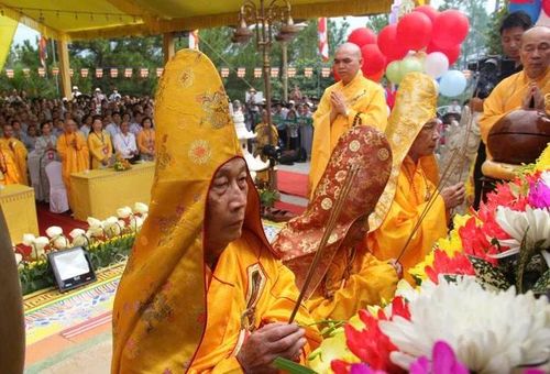 Chư tôn Trưởng lão Hòa thượng niêm hương cầu nguyện