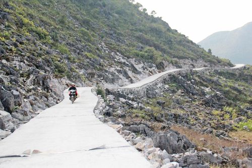 Người dân vui mừng đi trên con đường “đoàn kết” thôn Sảng Chải A - Xín Thầu.