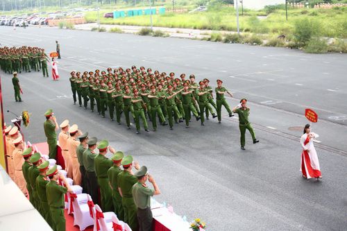 Đặc biệt, đối với các lực lượng thường xuyên bám địa bàn, trực tiếp tiếp xúc với nhân dân như CSGT, cảnh sát PCCC&amp;CNCH hay công an xã, phường, việc thuần thục từng động tác, giữ đúng lễ tiết tác phong có ý nghĩa đặc biệt quan trọng.