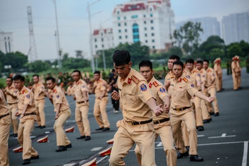"Nếu không có thể lực sung mãn, không có bản lĩnh và sự thành thục về quân sự, võ thuật thì không thể hoàn thành nhiệm vụ. Việc tập huấn, kiểm tra vì vậy tuyệt đối không làm theo kiểu hình thức, phong trào", thiếu tướng Nguyễn Ngọc Quyền nói.
