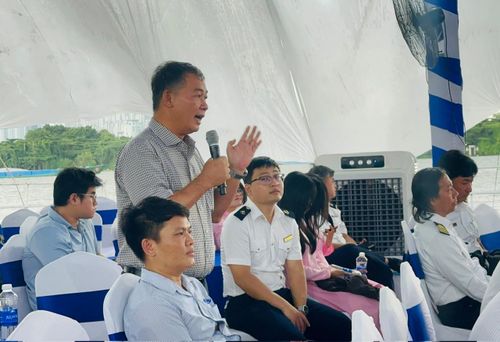 Ông Võ Thanh Phú, Giám đốc Công ty CP Tiếp vận Phước Tạo nêu ý kiến tại hội nghị.