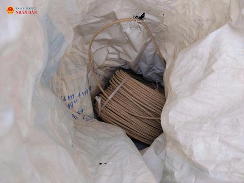 150 mét dây cháy chậm dùng để kích hoạt đánh mìn trái phép bị lực lượng Biên phòng phát hiện bắt giữ