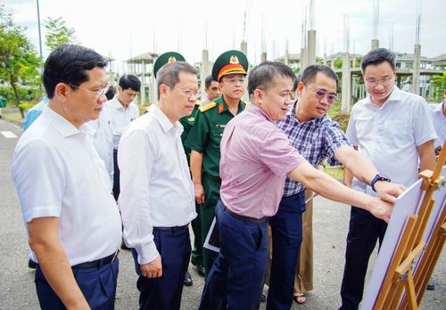 Lãnh đạo thành phố trực tiếp đến hiện trường nhiều dự án để kiểm tra, lắng nghe khó khăn và chỉ đạo tháo gỡ vướng mắc cho doanh nghiệp.