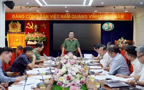 Thiếu tướng Hà Văn Tuyên, Cục trưởng Cục Quản lý xây dựng và doanh trại chủ trì cuộc hợp với các đơn vị chức năng thuộc Bộ Công an, TP Hà Nội và chính quyền địa phương về dự án nhà ở CBCS CAND.