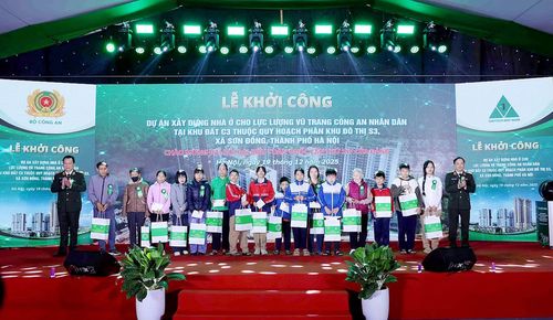 Thượng tướng Đặng Hồng Đức, Ủy viên Trung ương Đảng, Thứ trưởng Bộ Công an; Thiếu tướng Hà Văn Tuyên, Cục trưởng Cục Quản lý xây dựng và doanh trại trao quà tặng nhân dân địa phương tại lễ khởi công dự án nhà ở CBCS CAND (xã Sơn Đồng, TP Hà Nội, ngày 19/12/2026).