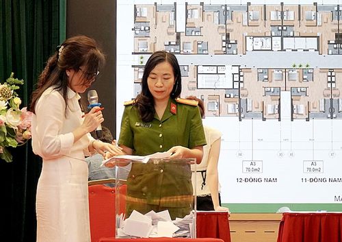 Trung tá Trần Thị Thu Cúc, cán bộ Cục CSĐT tội phạm về trật tự xã hội bốc thăm vị trí căn hộ tại dự án nhà ở cho lực lượng vũ trang CAND, phường Khương Đình, TP Hà Nội.