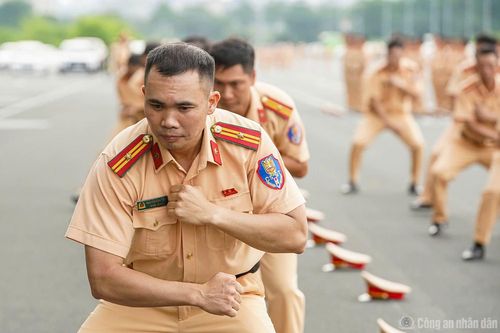 Đặc biệt, phần biểu diễn võ thuật Công an nhân dân thu hút sự chú ý của các đại biểu và cán bộ, chiến sĩ tham dự. Những bài quyền mạnh mẽ, dứt khoát cùng các tình huống khống chế đối tượng, tự vệ, tấn công được thực hiện với tốc độ cao, chính xác, thể hiện sự phối hợp nhịp nhàng và bản lĩnh của lực lượng trực tiếp chiến đấu.