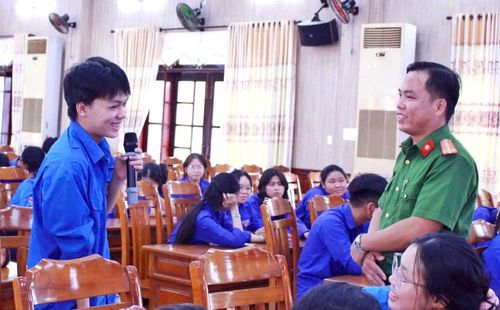 Cán bộ Công an phường Điện Bàn tuyên truyền pháp luật cho thanh, thiếu niên.