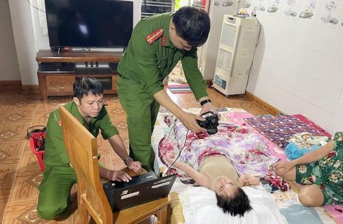 Lực lượng Công an phường Điện Bàn đến tận nhà thu nhận hồ sơ cấp căn cước cho những người yếu thế.