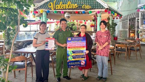 Công an phường Điện Bàn đẩy mạnh tuyên truyền tại các cơ sở doanh dịch vụ về phòng, chống tội phạm, nhất là tội phạm và tệ nạn ma túy.