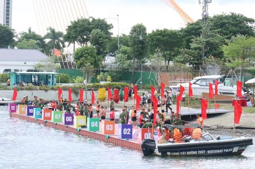 Các vận động viên tranh tài quyết liệt ở nội dung bơi bao gói có súng AK trên mặt nước mở.