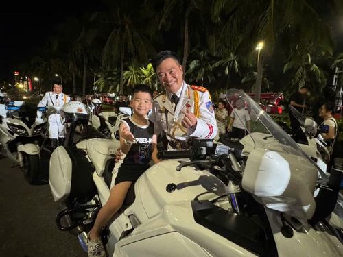 Nụ cười rạng rỡ của các em nhỏ khi được các chiến sĩ Cảnh sát cơ động Kỵ binh và Cảnh sát bảo vệ mục tiêu hướng dẫn trải nghiệm mô tô đặc chủng, ngựa nghiệp vụ.