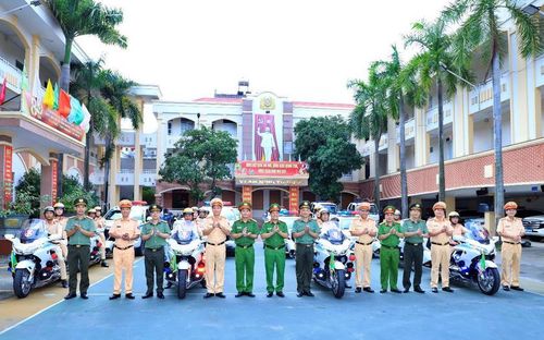 Đại tá Trần Anh Sơn, Phó Giám đốc Công an Thành phố Đồng Nai và lãnh đạo các đơn vị động viên các lực lượng tại lễ ra quân.