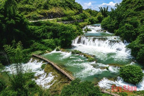 Thác Cò Là, xã Trùng Khánh trở thành điểm đến thu hút du khách sau khi xuất hiện trong các bộ phim và sản phẩm quảng bá du lịch.