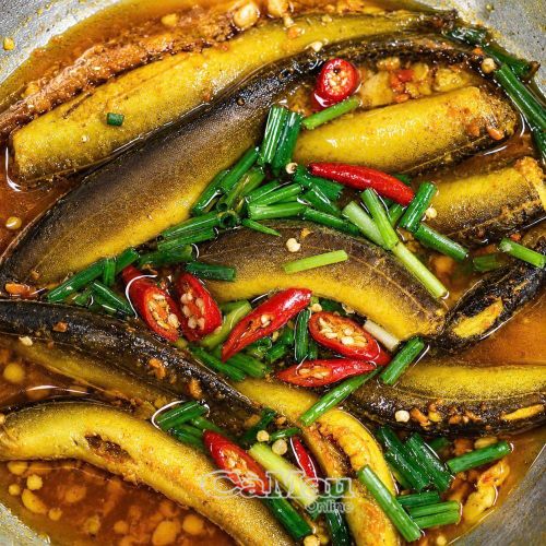 Từ những con cá chạch tươi rói vừa bắt, người dân khéo léo kết hợp với củ nghệ - gia vị gần gũi, nhiều dược tính, để chế biến thành món ăn đặc sắc, mang đậm hương vị miền Tây.
