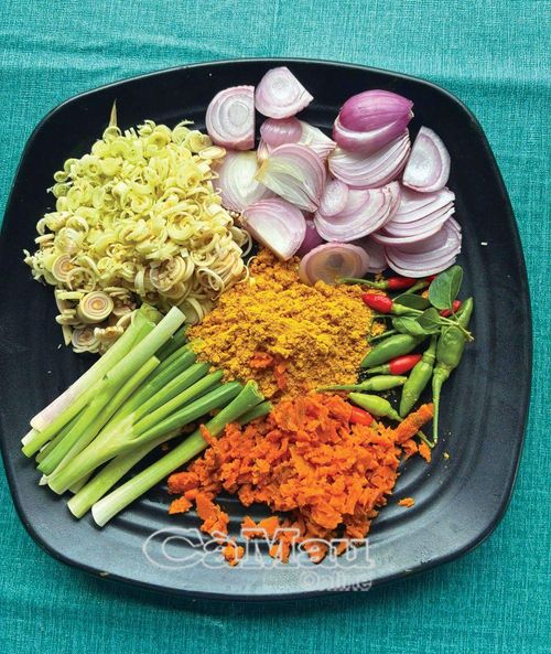 Gia vị làm nên món cá chạch kho nghệ gồm: sả, ớt, hành lá và không thể thiếu nghệ tươi.