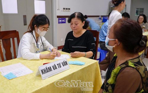 Các bác sĩ thăm khám và tư vấn rất tỉ mỉ cho bệnh nhân, nhất là người lớn tuổi.
