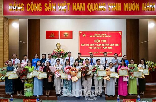  Lực lượng báo cáo viên, tuyên truyền viên cơ sở tiếp tục khẳng định vai trò nòng cốt trong công tác Tuyên giáo và Dân vận thời kỳ mới. (Trong ảnh: Ban tổ chức chụp ảnh lưu niệm cùng các thí sinh đoạt giải Hội thi Báo cáo viên, tuyên truyền viên giỏi tỉnh Cà Mau).