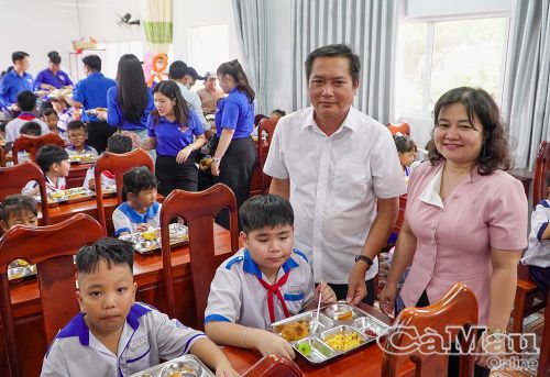 Bà Võ Thị Ngọc Hân, Phó Chủ tịch Ủy ban Mặt trận Tổ quốc Việt Nam tỉnh Cà Mau, hỏi thăm sức khỏe và chăm sóc bữa ăn dinh dưỡng cho các em thiếu nhi.