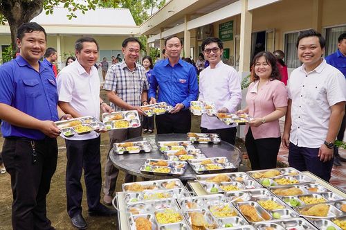  Anh Phạm Tuấn Tài, Bí thư Tỉnh đoàn (thứ tư từ phải sang) cùng các đại biểu kiểm tra các suất ăn dinh dưỡng cho các em thiếu nhi.